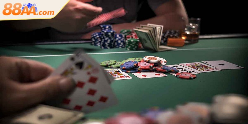Tính toán bài của đối thủ là mẹo chơi Poker vô cùng hiệu quả
